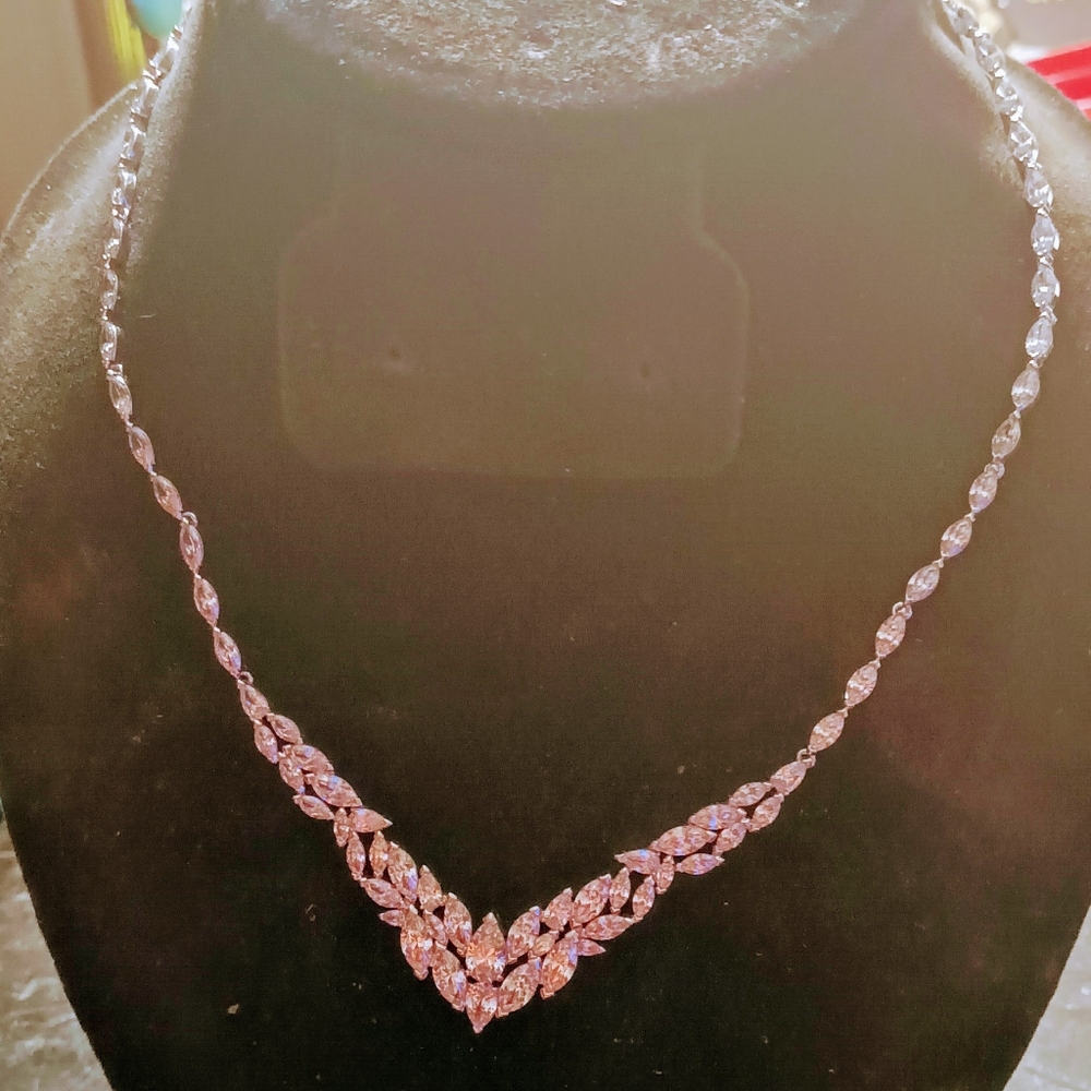 Swarovski Swan Mesmera  Crystal Cubic Zirconia 18 inch Necklace .A Reg Box